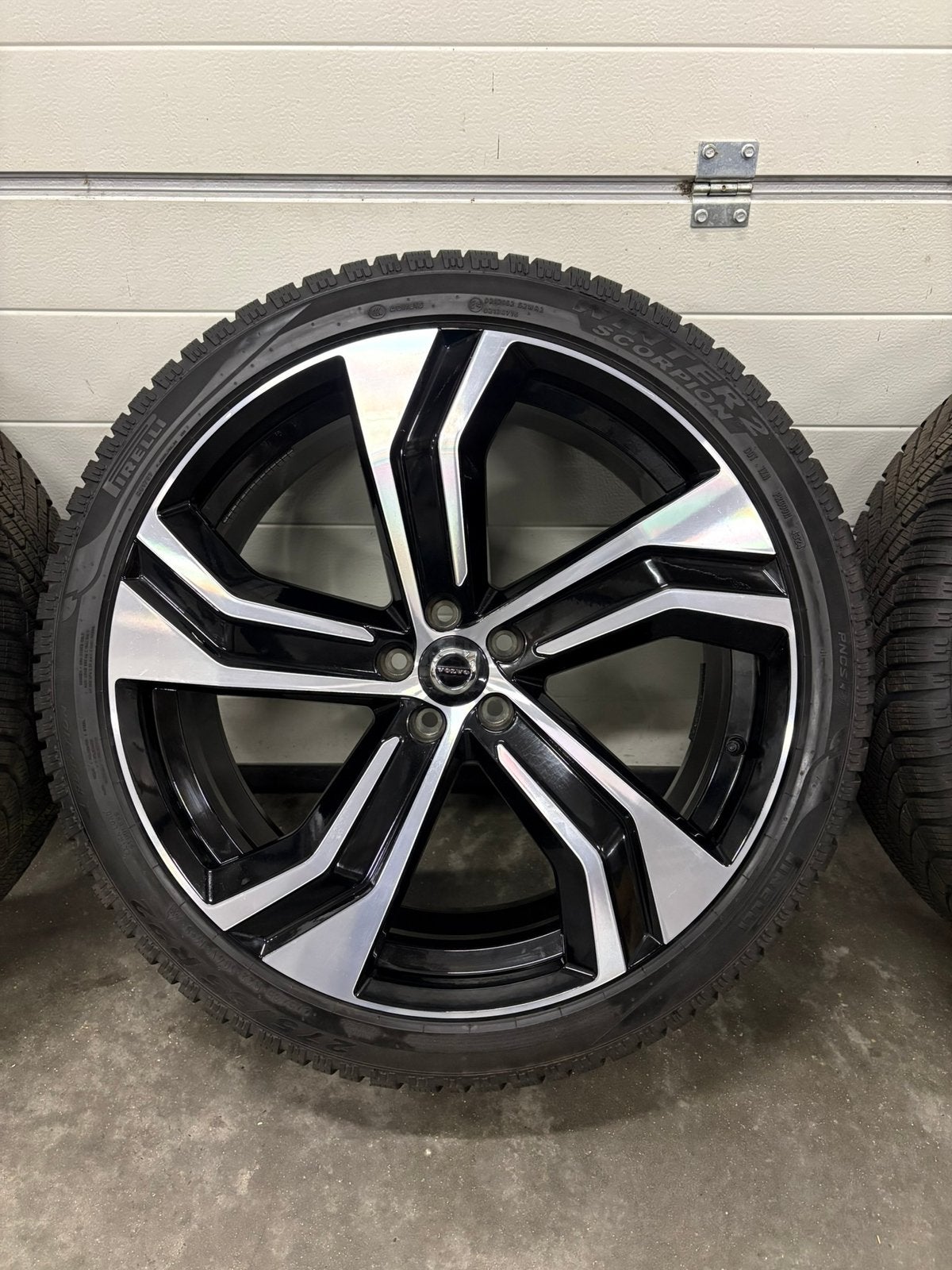 Volvo XC90 22 inch winterset 8+ mm DEMO velgen Pirelli, Gebruikt, 275 mm, Banden en Velgen, Zweden