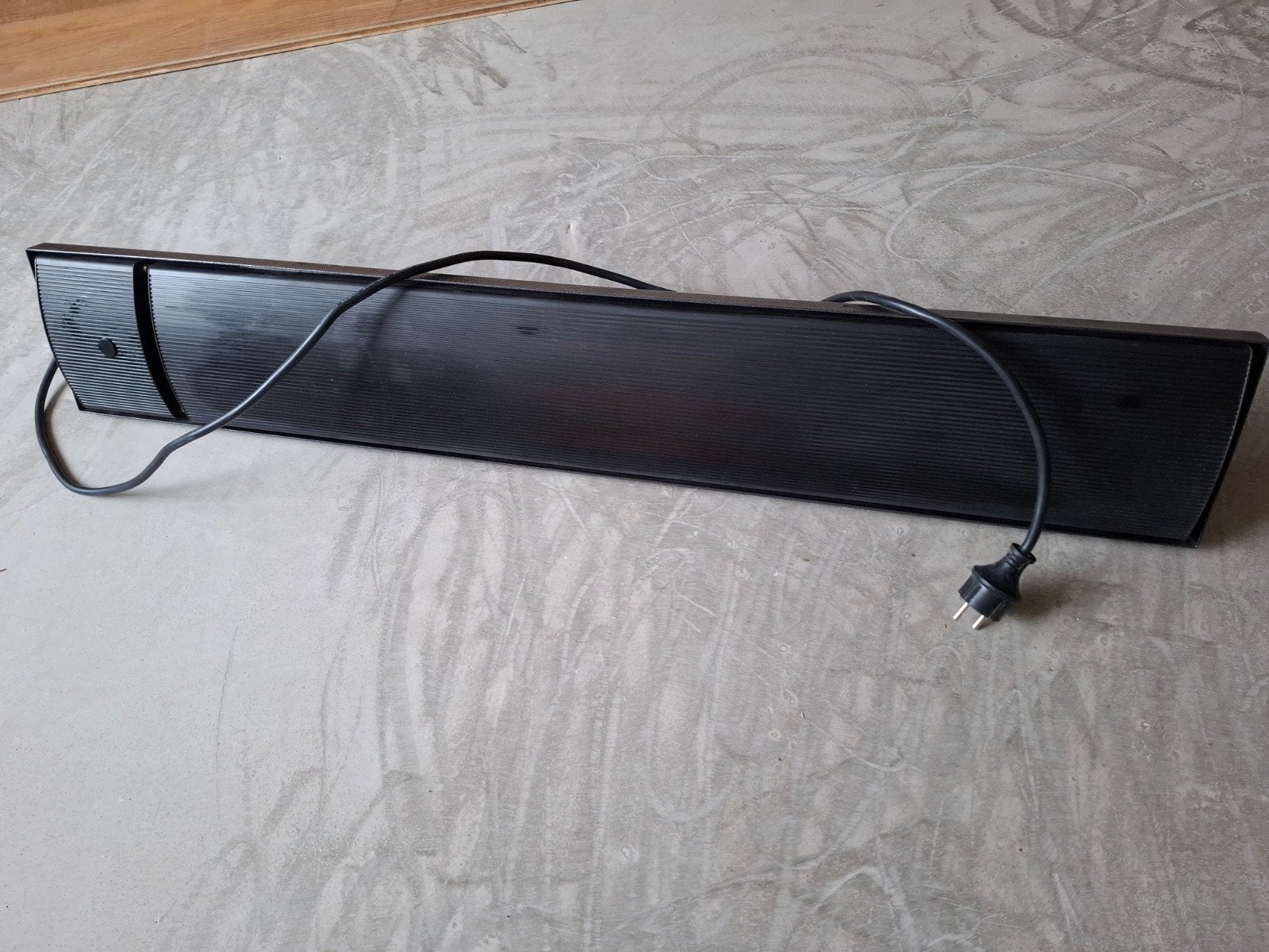 Quigg muurradiator met afstandsbediening en beugels, Gebruikt, Minder dan 30 cm, Radiator, Ophalen of Verzenden