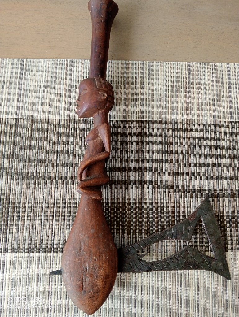 Oude Afrikaanse ceremoniële bijl van hout met metalen blad, Ophalen of Verzenden