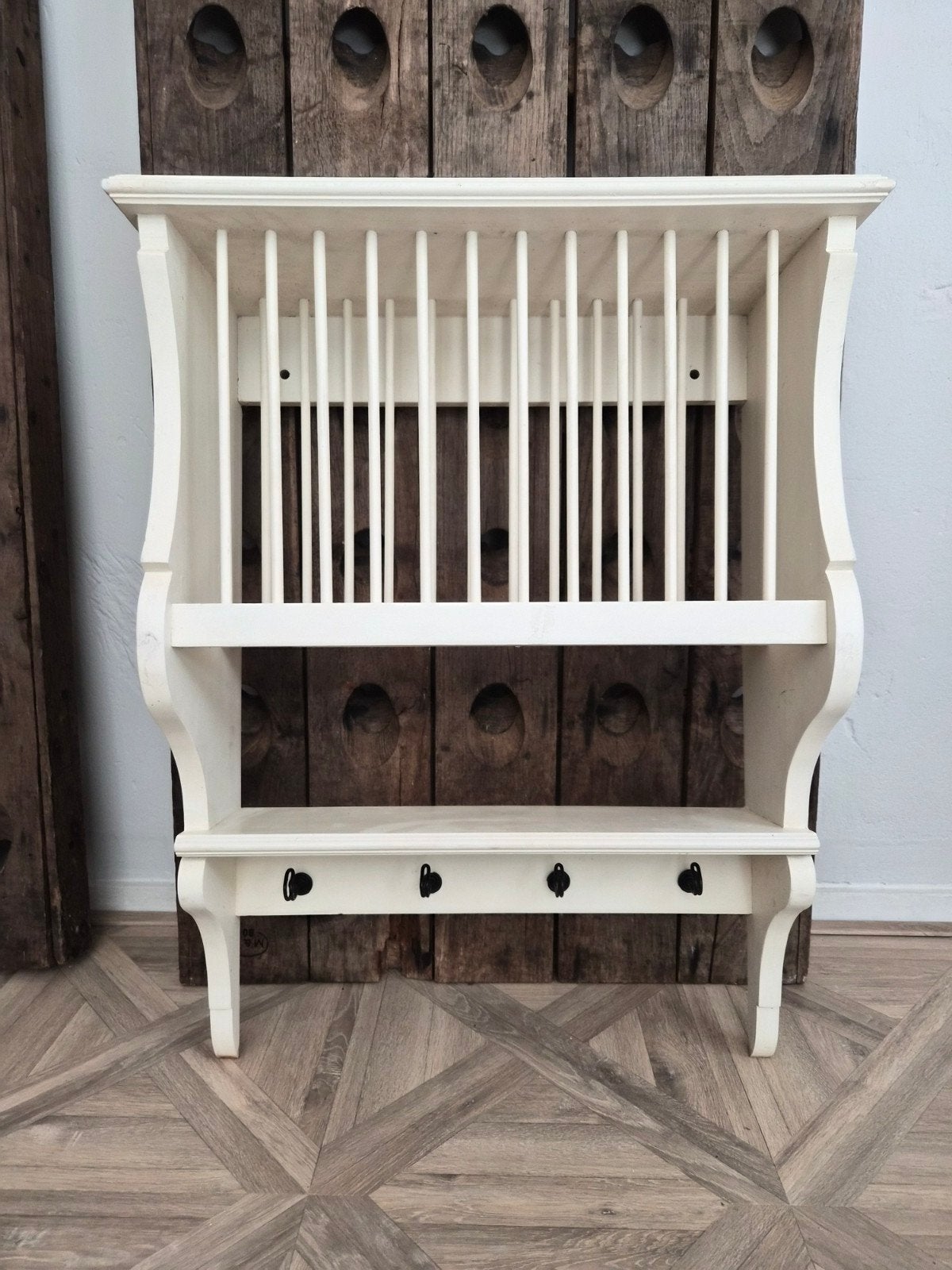 Wit wandrek met bordenrek en haken, Ophalen
