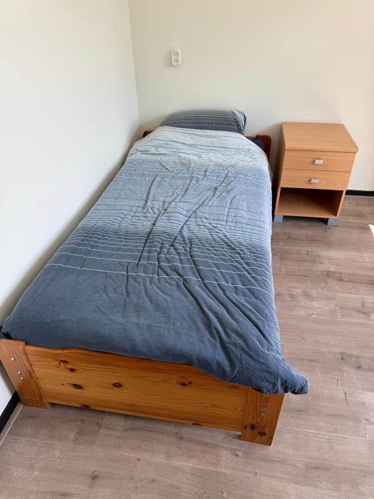 Bed en nachtkastje compleet, Ophalen, Eenpersoons, Hout, 90 cm