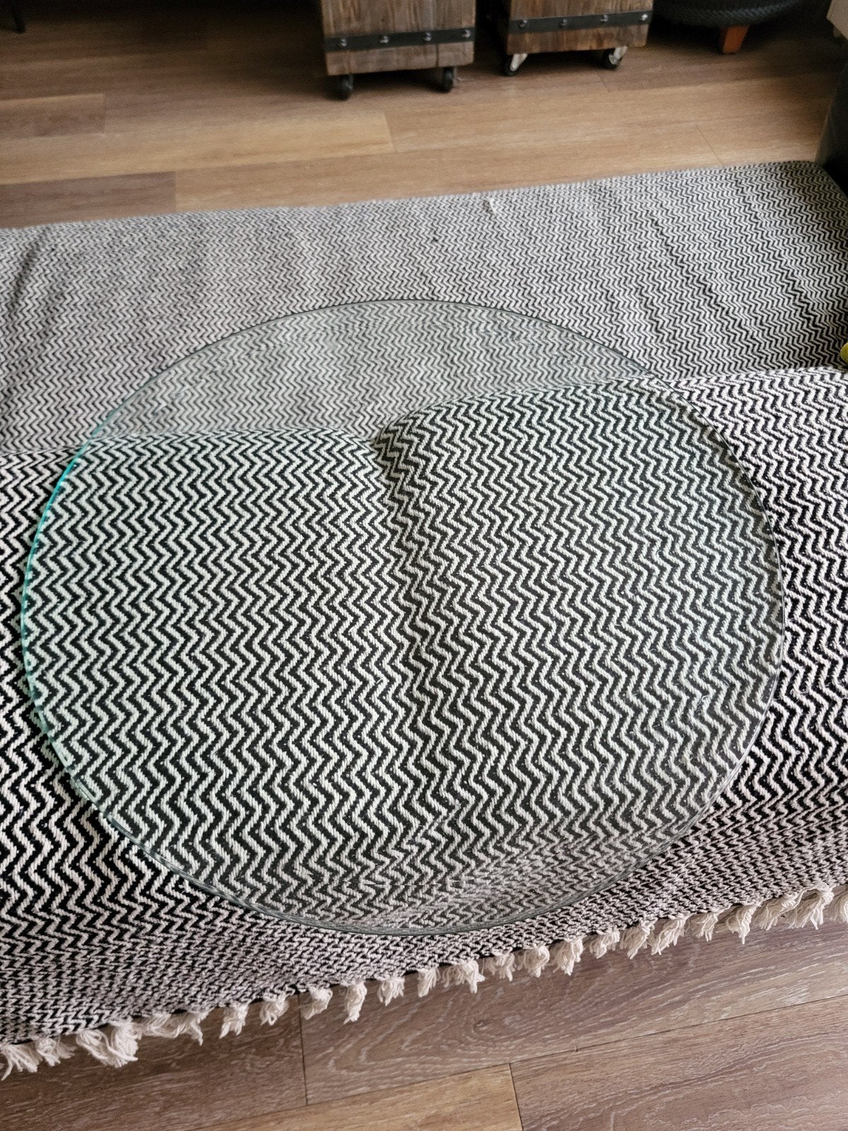 Repair café: Gratis glazen bijzettafel met metalen poot, Gebruikt, Rond, 55 tot 75 cm, Glas