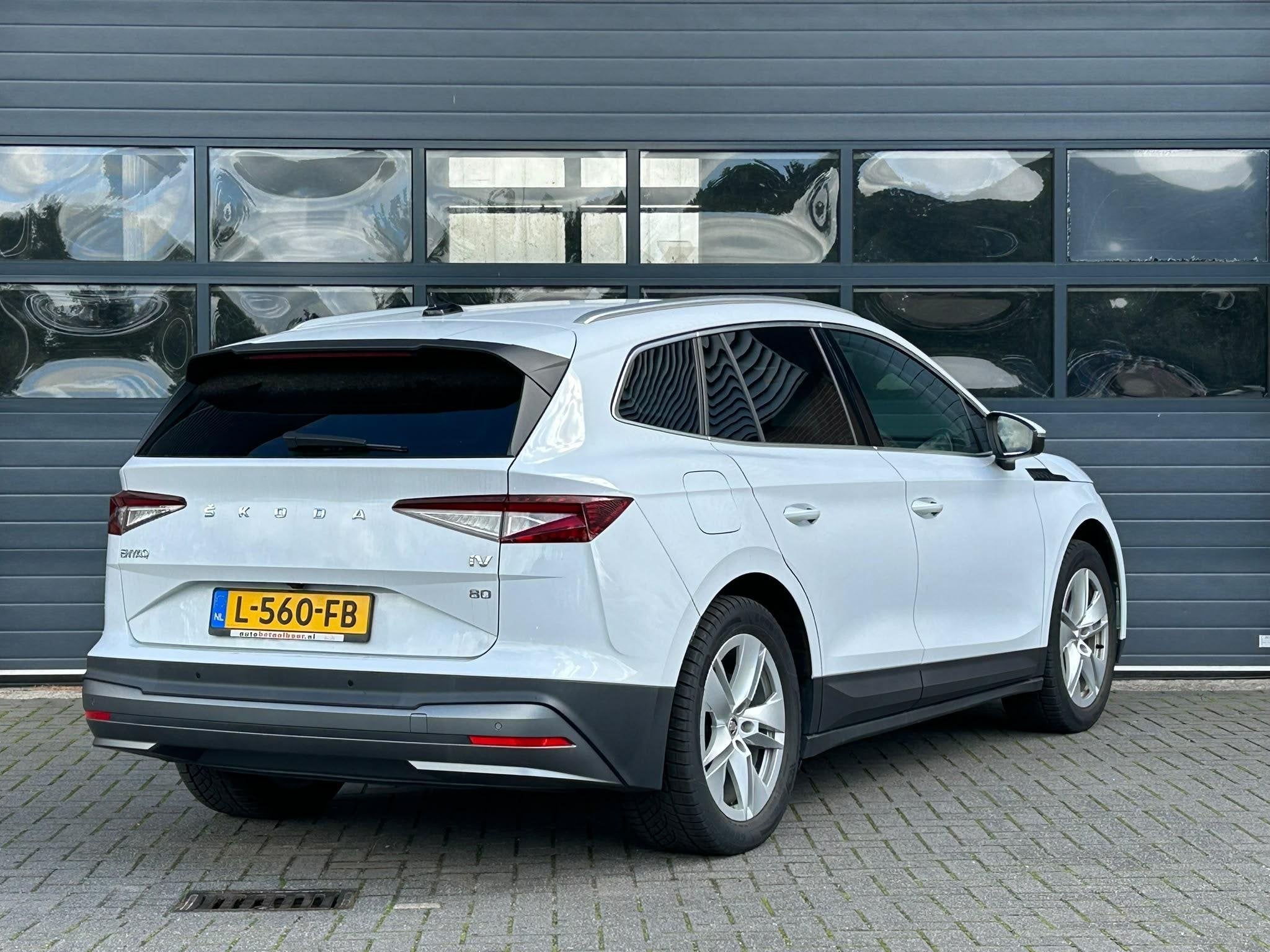 SKODA ENYAQ 80 (90% SOH) I SCHUIF/KANTELDAK I STOELVERWARMIN, Auto's, Achterwielaandrijving, Gebruikt, Wit, SUV of Terreinwagen