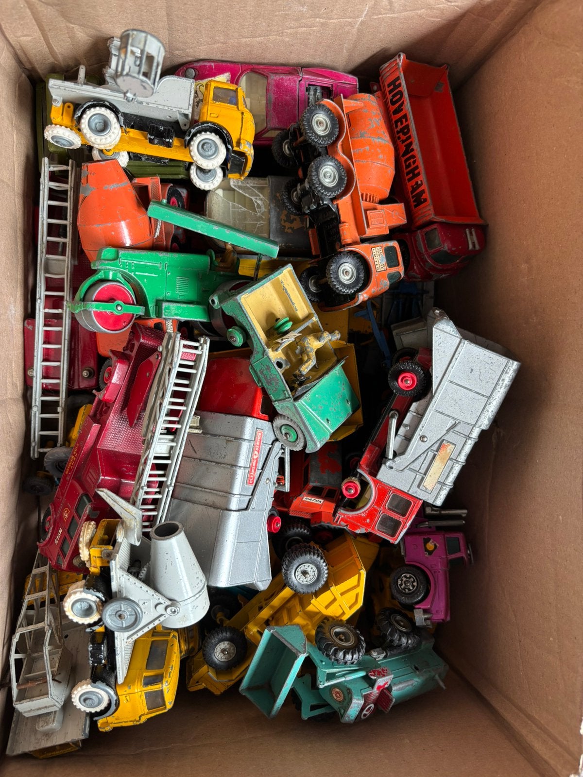 Doos vol oude speelgoed autootjes, veel Matchbox Lesney, Verzenden, Zo goed als nieuw, Auto, Matchbox