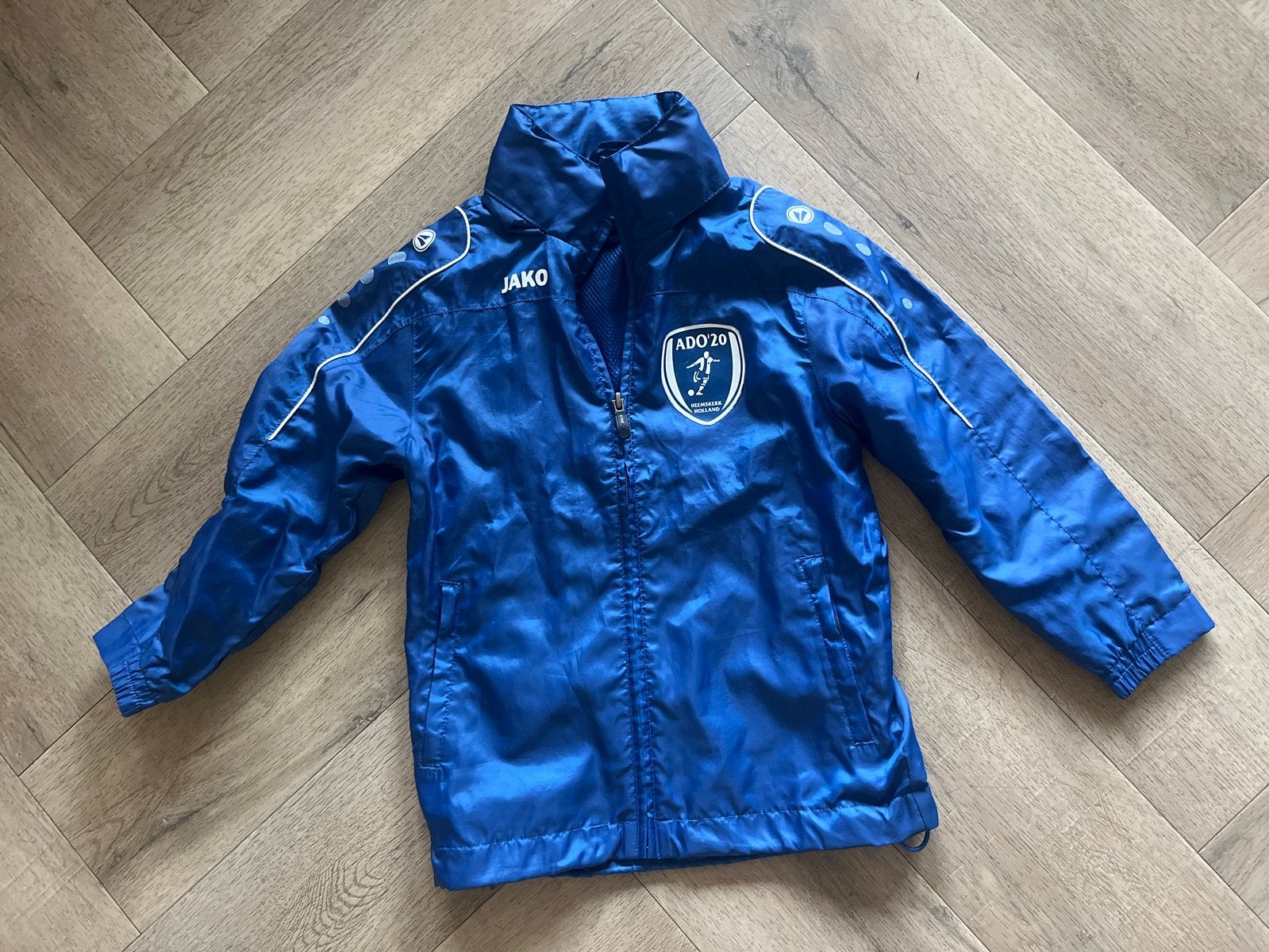 Jako regenjack voetbalclub ADO '20 maat 5-6 jaar (maat 116), Ophalen, Zo goed als nieuw, Jongen of Meisje