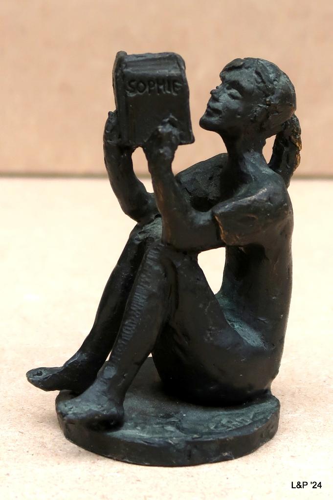 sculptuurtje lezend meisje - Corry Ammerlaan, Verzamelen, Ophalen of Verzenden, Zo goed als nieuw, Mens