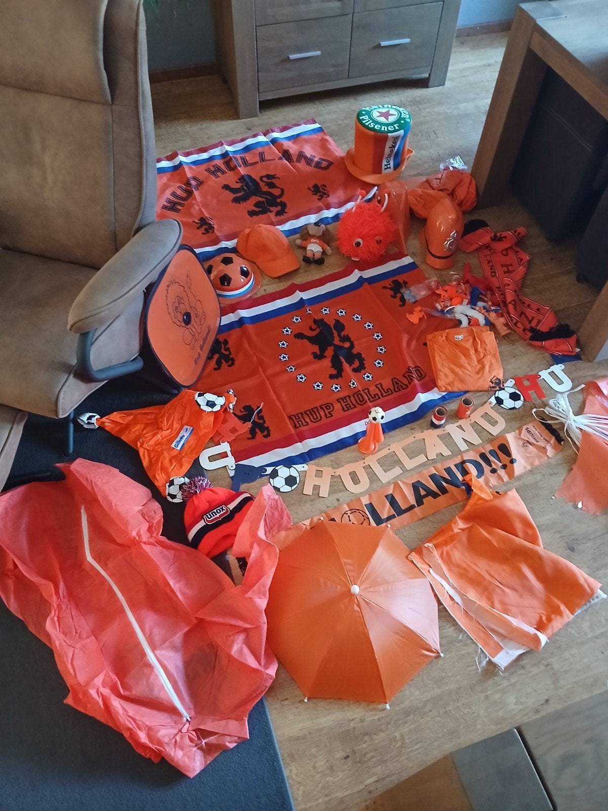 Te koop, tbv nl elftal. Doos vol oranje spullen., Ophalen of Verzenden, Overige binnenlandse clubs
