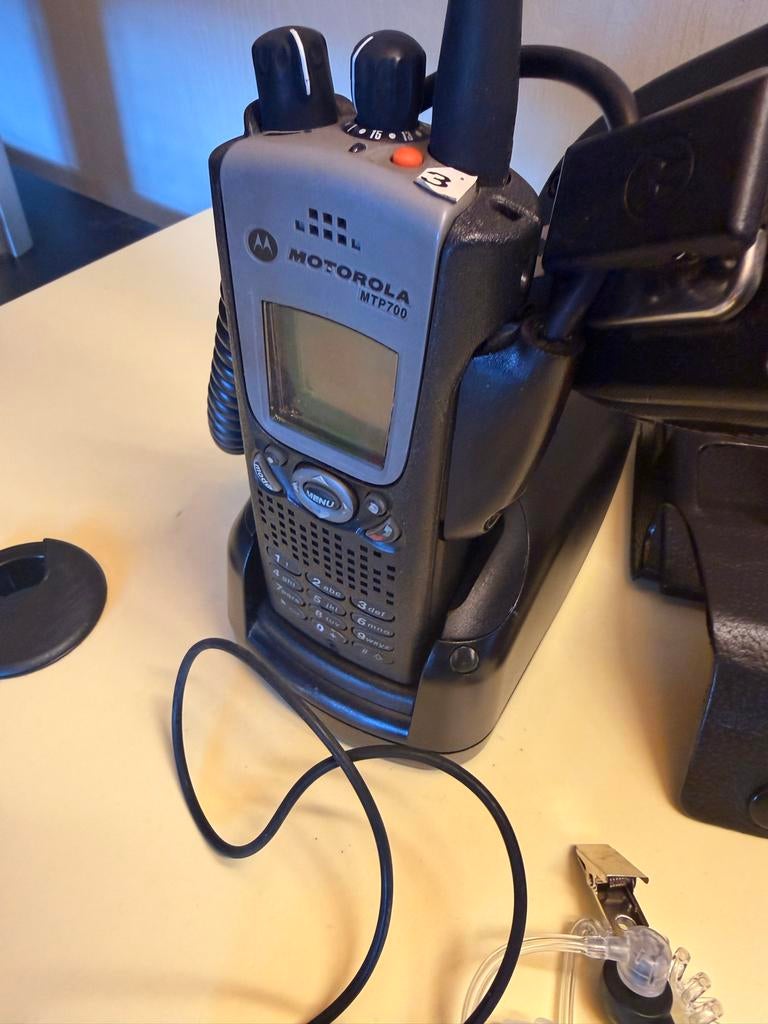 Motorola MTP700  portofoon met lader en oortje, Gebruikt, 15 km of meer, Ophalen of Verzenden, Portofoon of Walkie-talkie