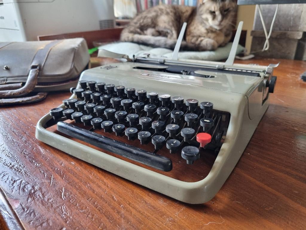 Typemachine vintage Olivetti Lettera 22, Ophalen