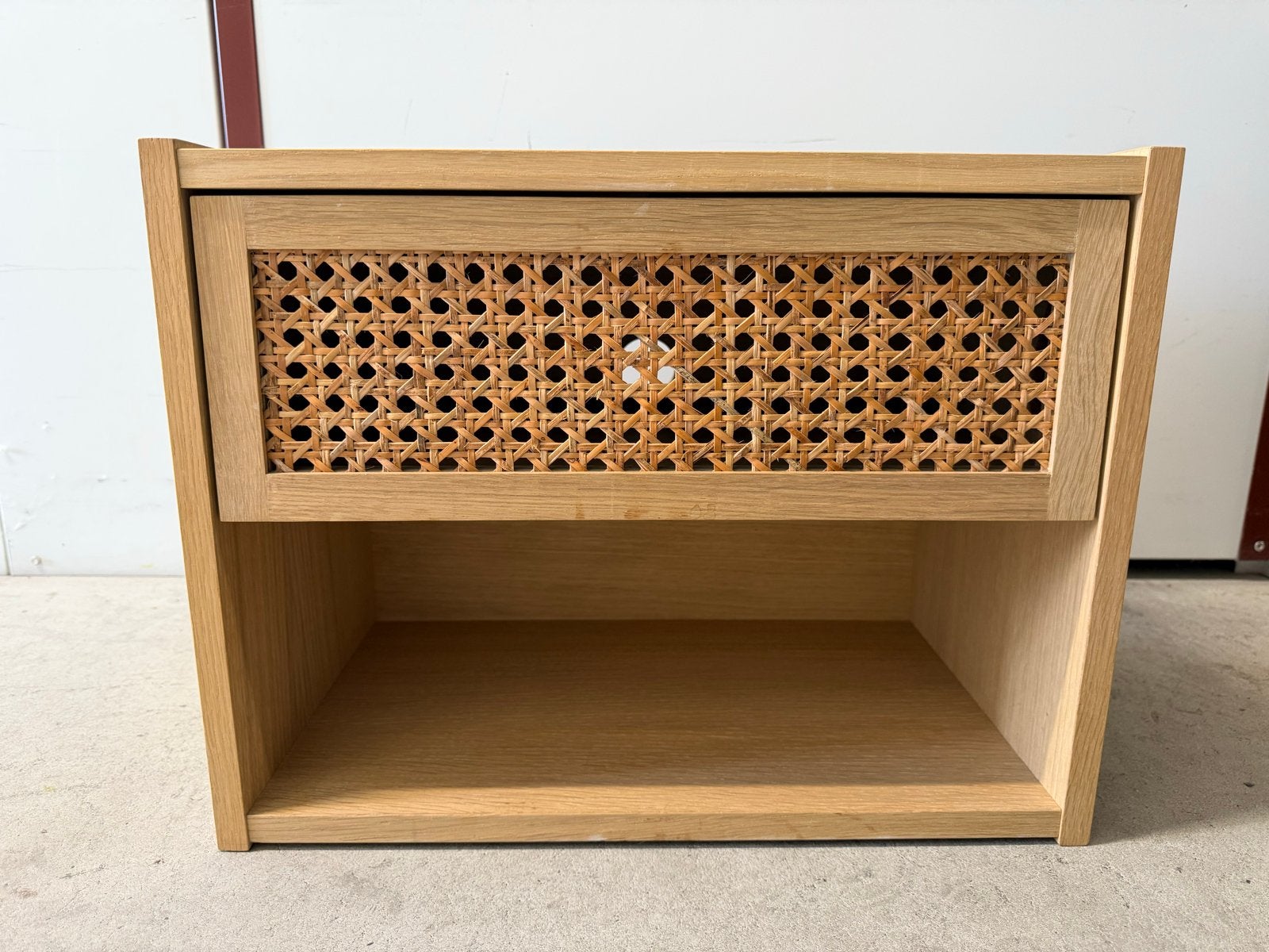 Bolia Cana Wall-Mounted Bedside Tables – Oak & Woven Cane, Ophalen, Zo goed als nieuw, 45 tot 65 cm, Minder dan 55 cm