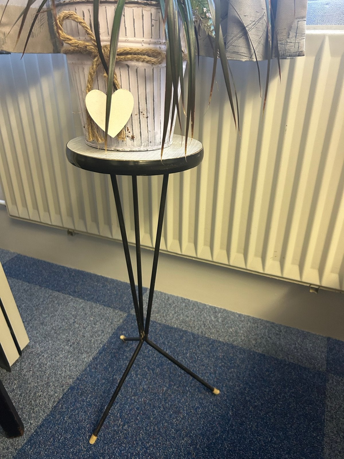 Stijlvolle plantenstandaard - Zwart metaal met rond blad, Minder dan 55 cm, Metaal of Aluminium, Rond, Zo goed als nieuw