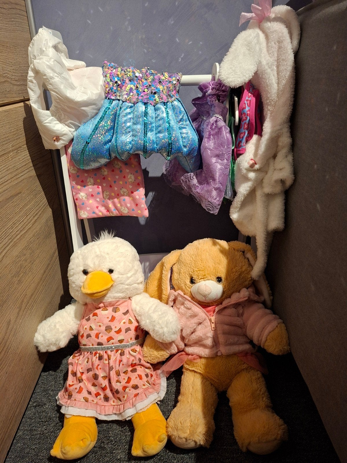 Poppenbedje met kledingrek, knuffels en kleertjes, Ophalen of Verzenden, Zo goed als nieuw, Overige typen
