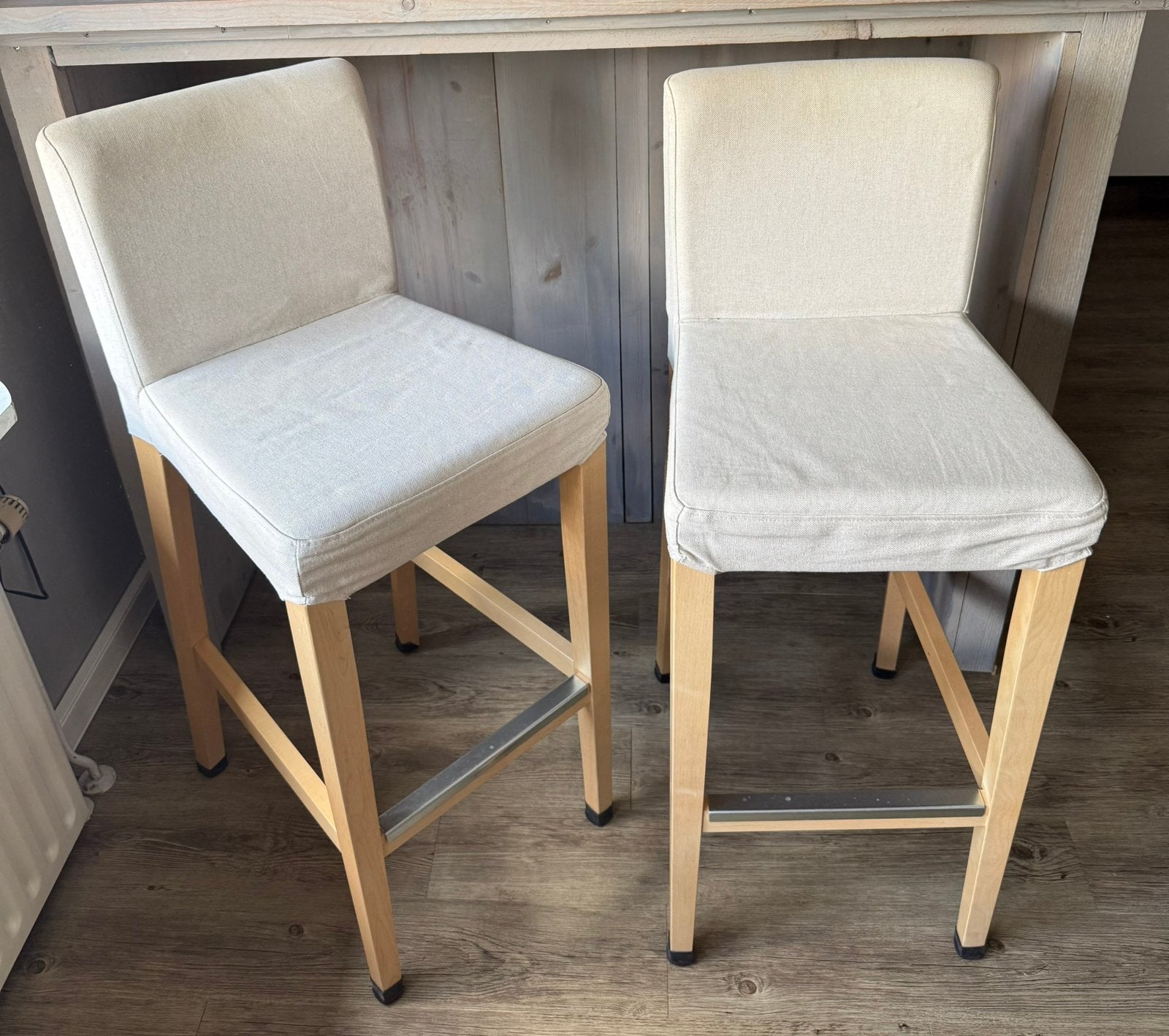 2 barkrukken met grijze hoezen, 2 krukken, Ophalen, Gebruikt, 60 tot 90 cm