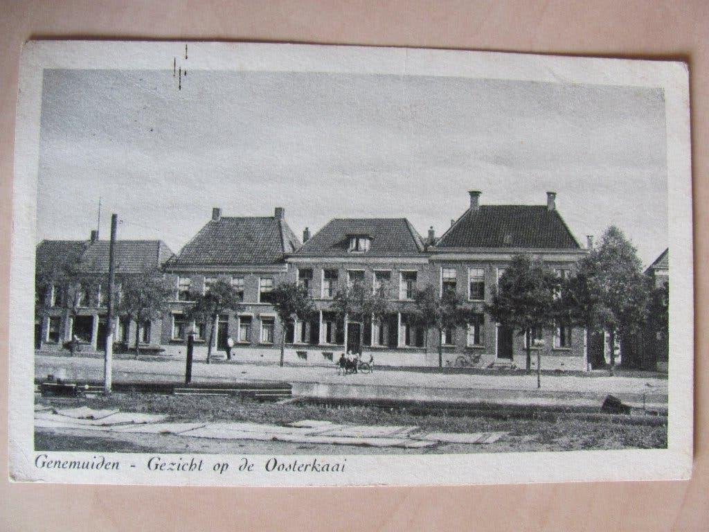 Genemuiden 1949 Gezicht op de Oosterkaai, Verzamelen, Ansichtkaarten | Nederland, Ophalen of Verzenden, 1940 tot 1960, Gelopen