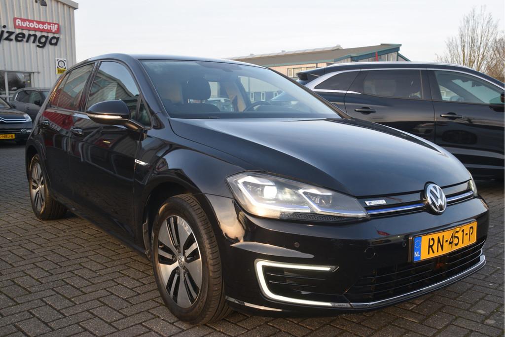Volkswagen e-Golf e-Golf Carplay | LED | Adap.cruise | Clima, Auto's, Stof, Gebruikt, Met garantie (alle), Zwart