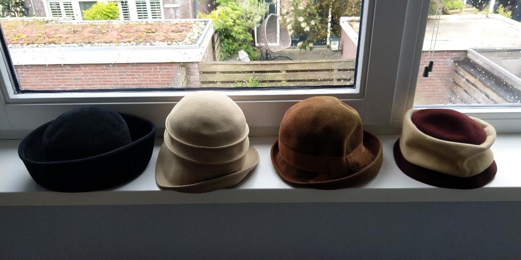 retro hoedjes  parapluus leren handschoenen borstels spiegel, Onbekend, Ophalen of Verzenden, Gedragen, One size fits all