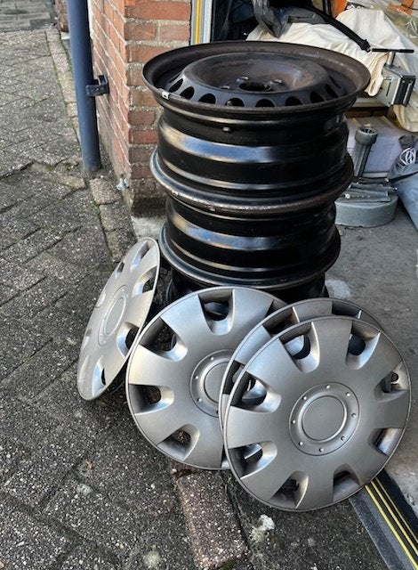 4 stalen autovelgen, met opbergstandaard, wieldoppen en hoes, Ophalen, Gebruikt, Velg(en), Overige maten