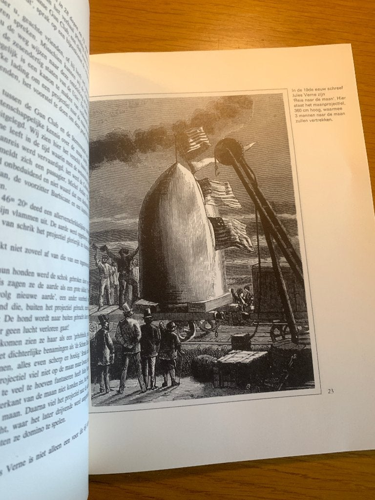 Boek Geland op de maan 20 juli 1969 Maanreizen maanlanding, Ophalen of Verzenden, Gelezen, Overige onderwerpen