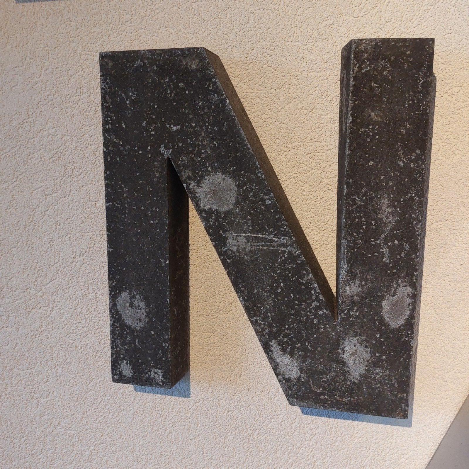 Decoratieve letter N van metaal, Gebruikt, Ophalen of Verzenden, Metaal, Grijs