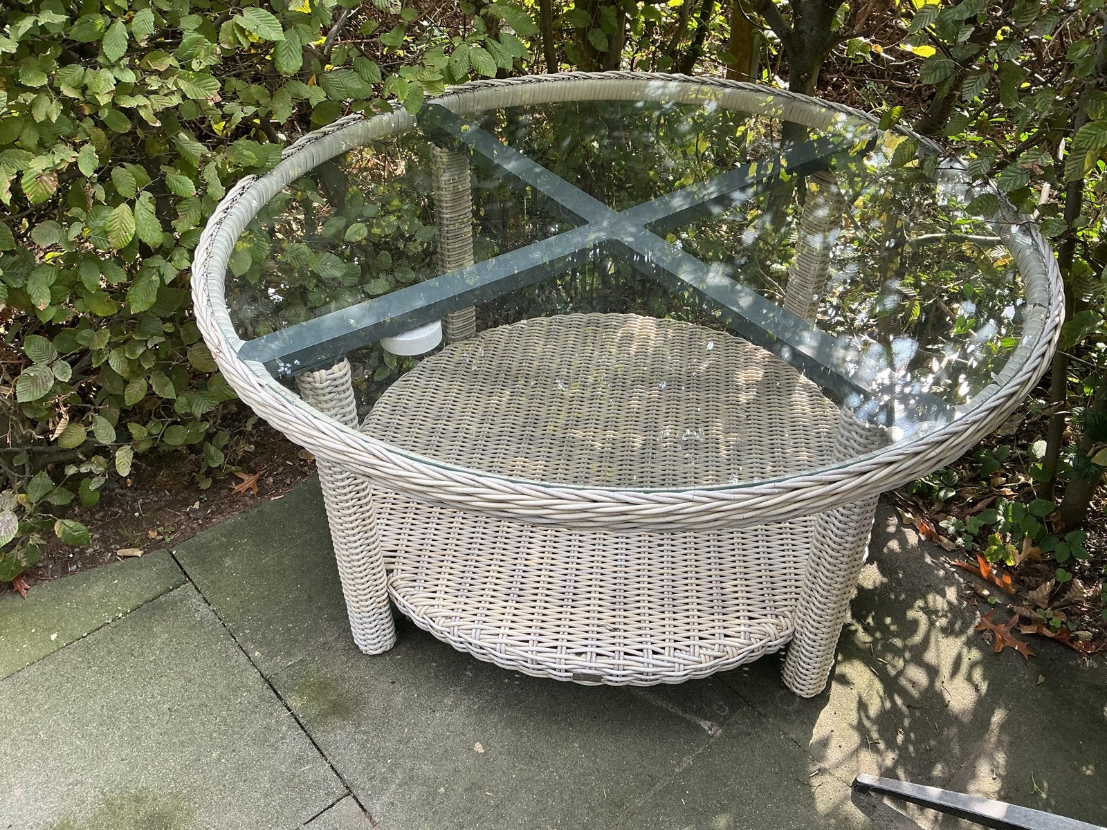 Ronde tuintafel met glazen blad en wicker onderstel, Ophalen, Gebruikt, Rond, Wicker