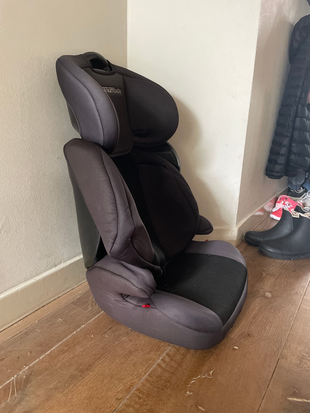Titaniumbaby autostoeltje twee delen, Autogordel, 15 t/m 36 kg, Afneembare rugleuning, Zo goed als nieuw