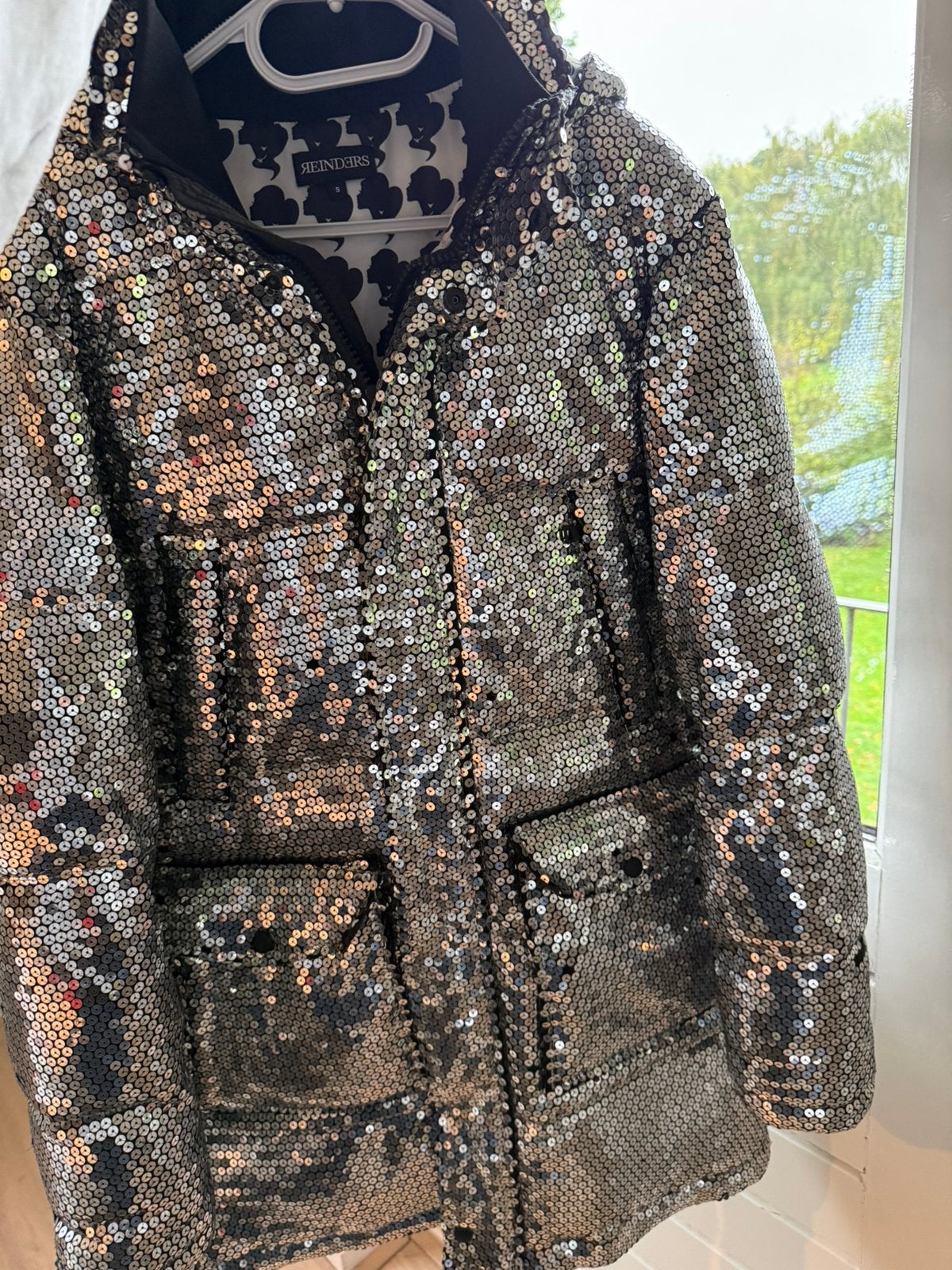 Reinders Pailletten winterjas one size €20,-, Ophalen of Verzenden, Zo goed als nieuw, Maat 42/44 (L), Zwart