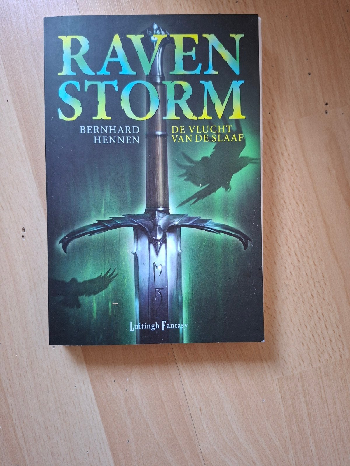 Ravenstorm: De Vlucht van de Slaaf - Bernhard Hennen, Ophalen of Verzenden, Zo goed als nieuw, Bernhard Hennen