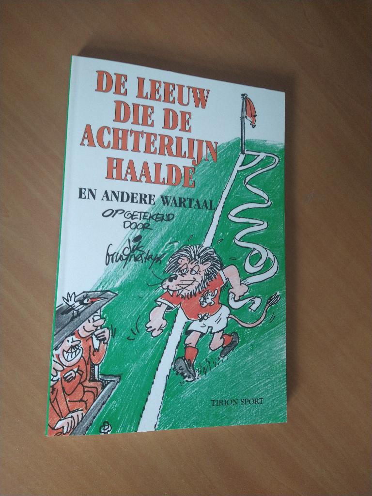 Bruynesteyn, Dik. De leeuw die de achterlijn haalde, Boeken, Eén comic, Ophalen of Verzenden, Zo goed als nieuw, Overige gebieden