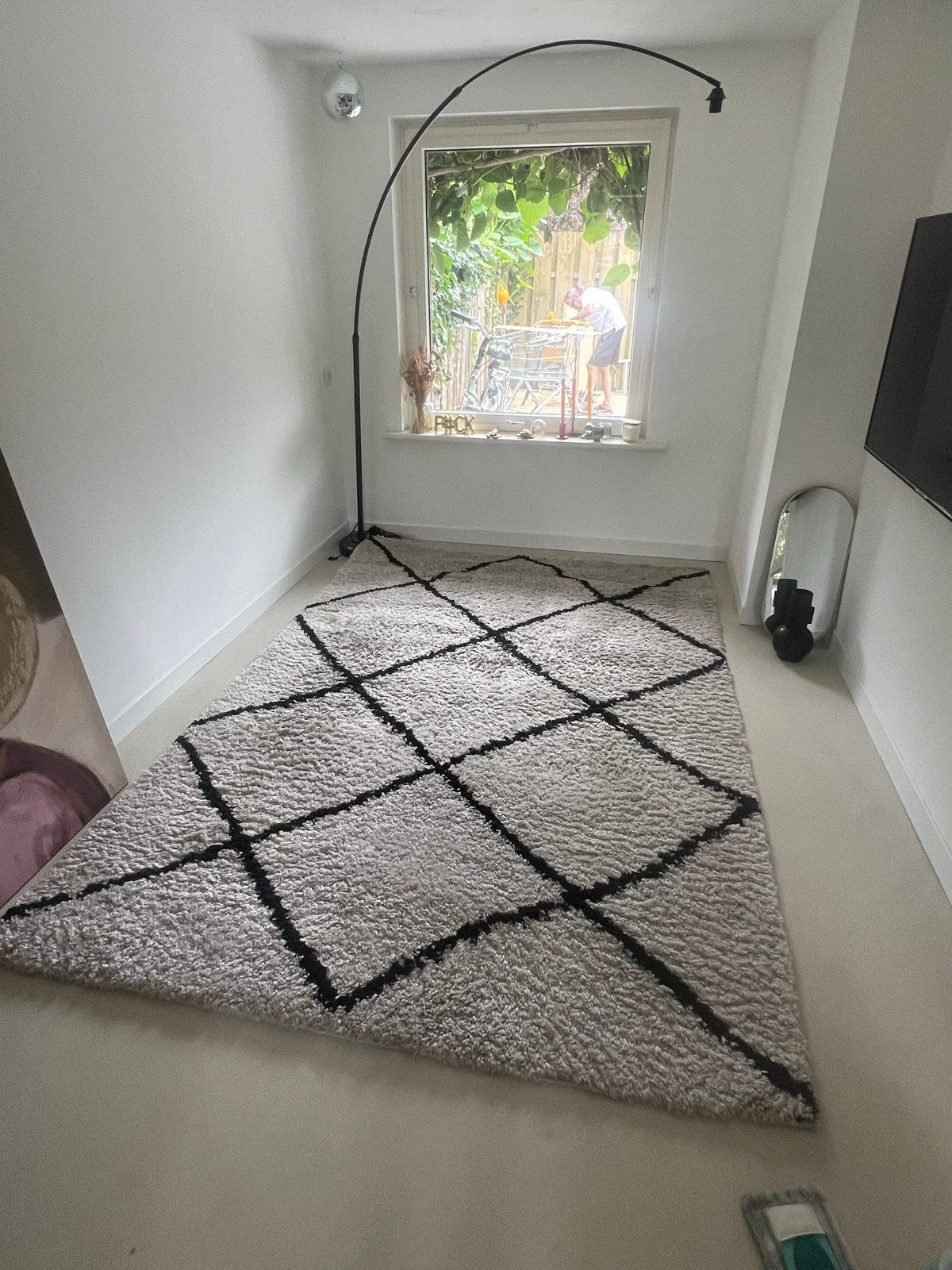 Zacht vloerkleed / tapijt met zwart ruitpatroon, Ophalen, Gebruikt, 200 cm of meer, 200 cm of meer
