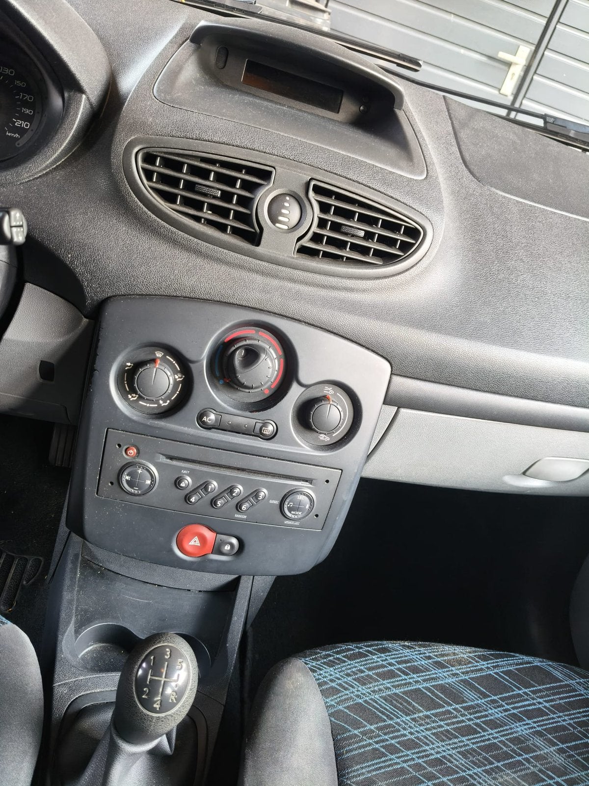 Foto 7 van Renault Clio 1.2 16V 55KW 5-DRS E4 2005 Rood