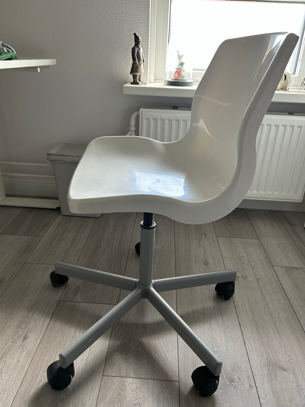 Witte bureaustoel op wielen - Gebruikt, Gratis., Ophalen, Gebruikt, Wit, Bureaustoel