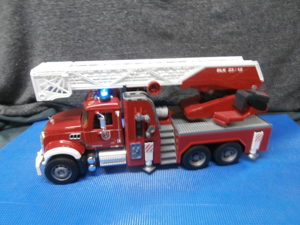 Bruder Mack Granite Brandweer Ladderwagen met Sirenes, Ophalen, Nieuw