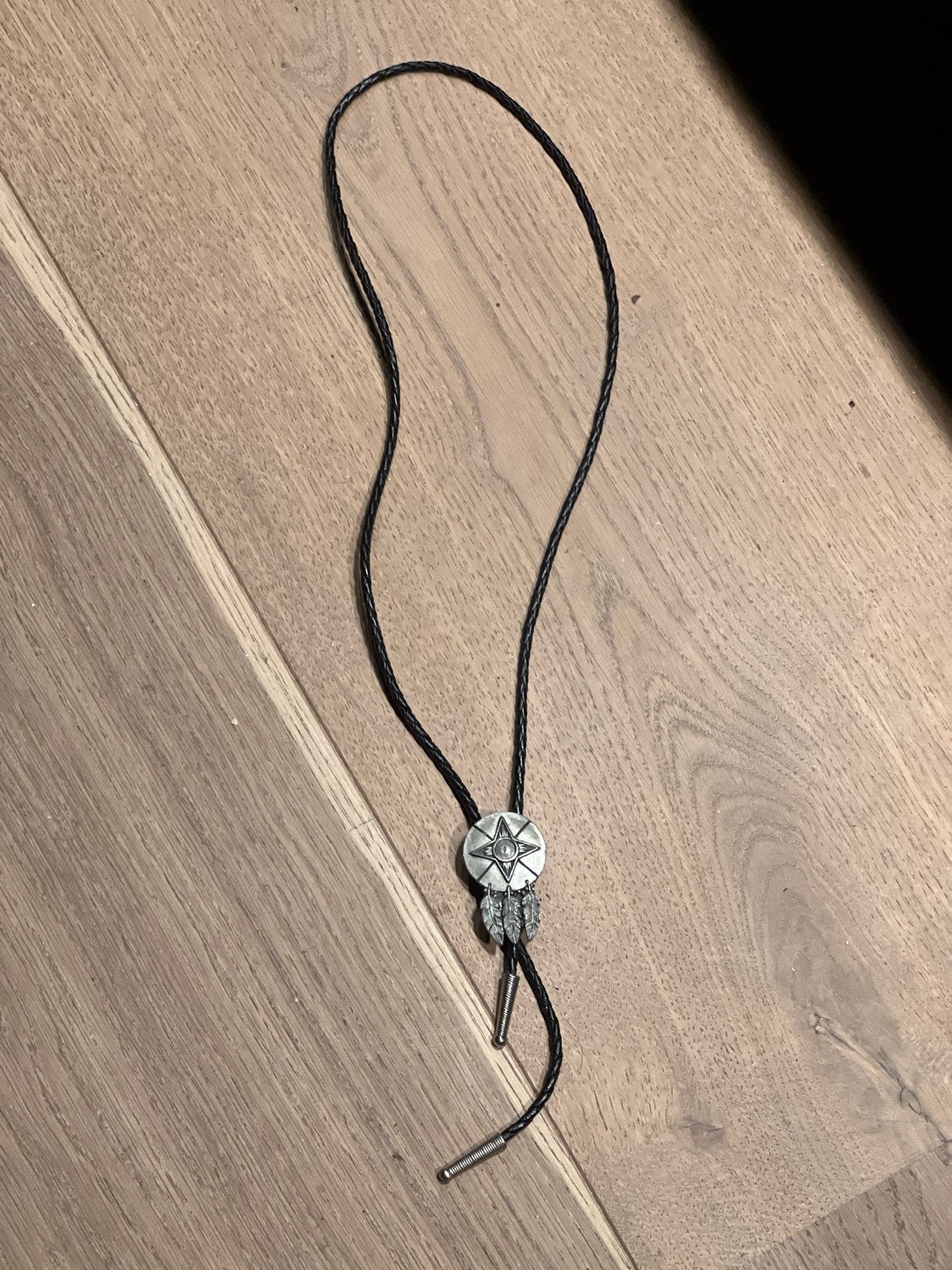 Bolo Tie met veren en kompas design, Ophalen of Verzenden, Zo goed als nieuw