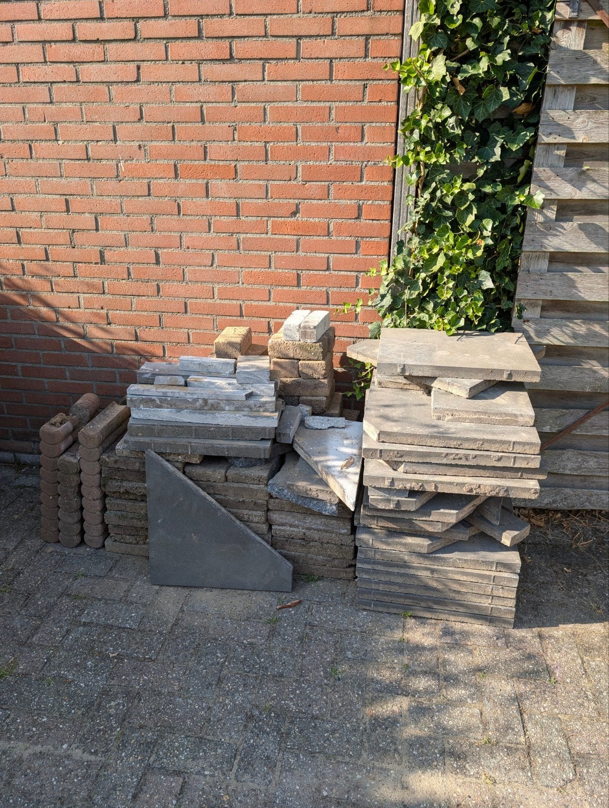 Gratis: tuintegels, betontegels, opsluitbanden en klinkers, Tuin en Terras, Tegels en Klinkers, Ophalen, Gebruikt, Beton, Terrastegels
