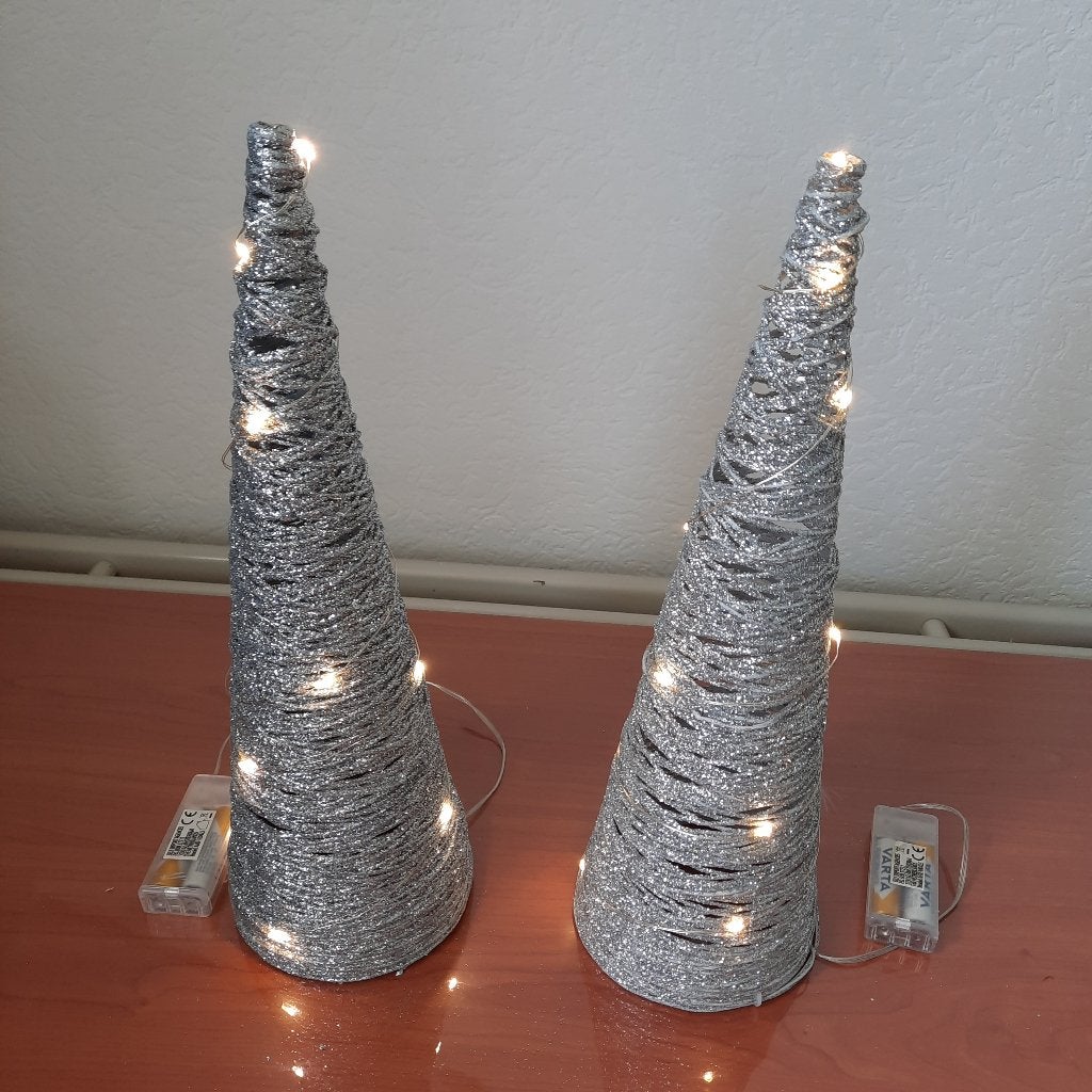 2 zilver met glitter kerst pyramides met lampjes, Diversen, Ophalen of Verzenden, Gebruikt