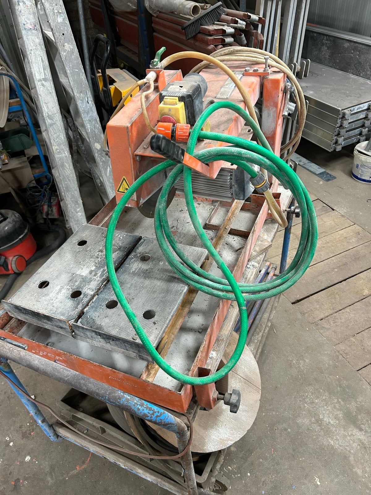 Clipper Tegelzaagmachine met waterkoeling, Doe-het-zelf en Verbouw, Gereedschap | Zaagmachines, Gebruikt, Overige typen, 1200 watt of meer