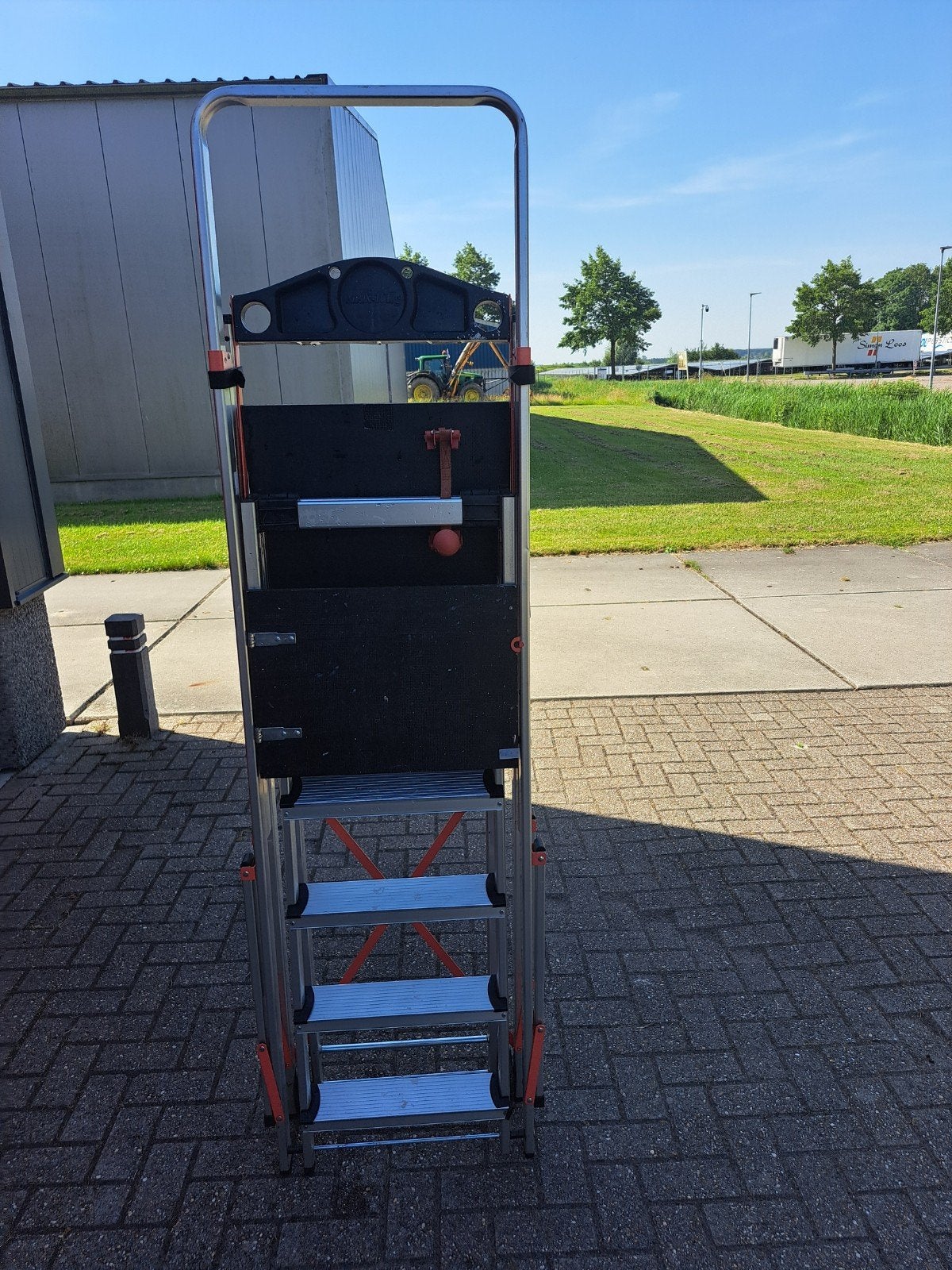 Te koop zeer handige opvouwbare steiger  van altrex, Ophalen, Zo goed als nieuw, Overige typen, Minder dan 2 meter