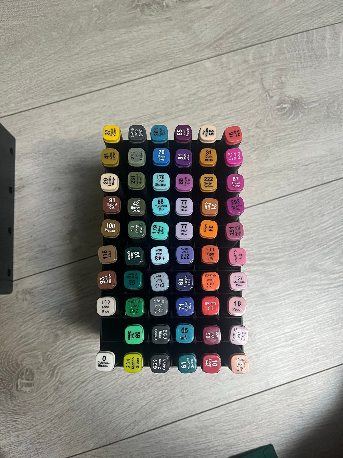 Twinmarkers ±90 stuks + 2 opbergbakjes, Hobby en Vrije tijd, Tekenen, Ophalen of Verzenden, Zo goed als nieuw, Potlood of Stift