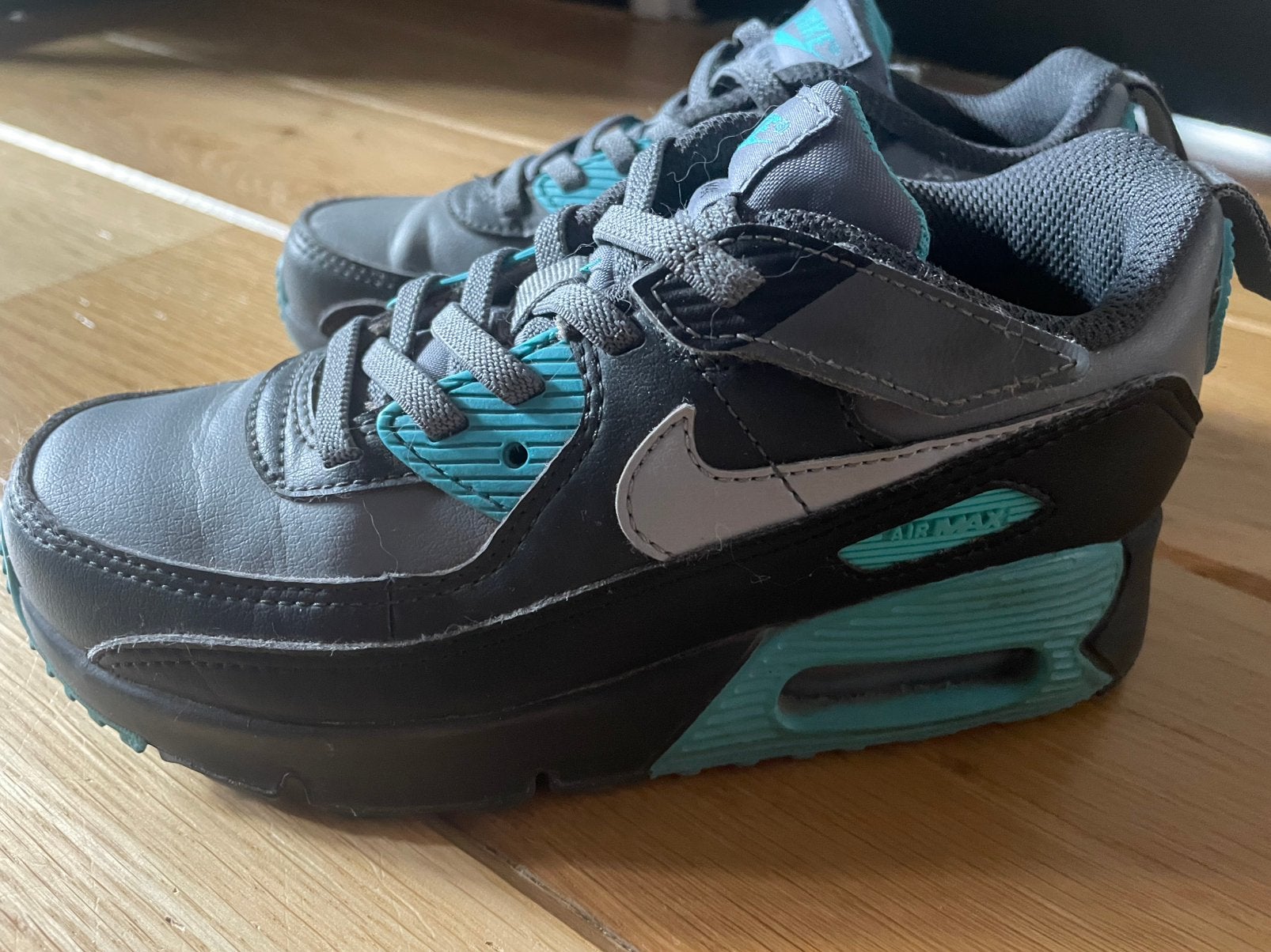 Nike Air Max kinder sneakers mt 31,5, Ophalen of Verzenden, Zo goed als nieuw, Jongen of Meisje, Sportschoenen