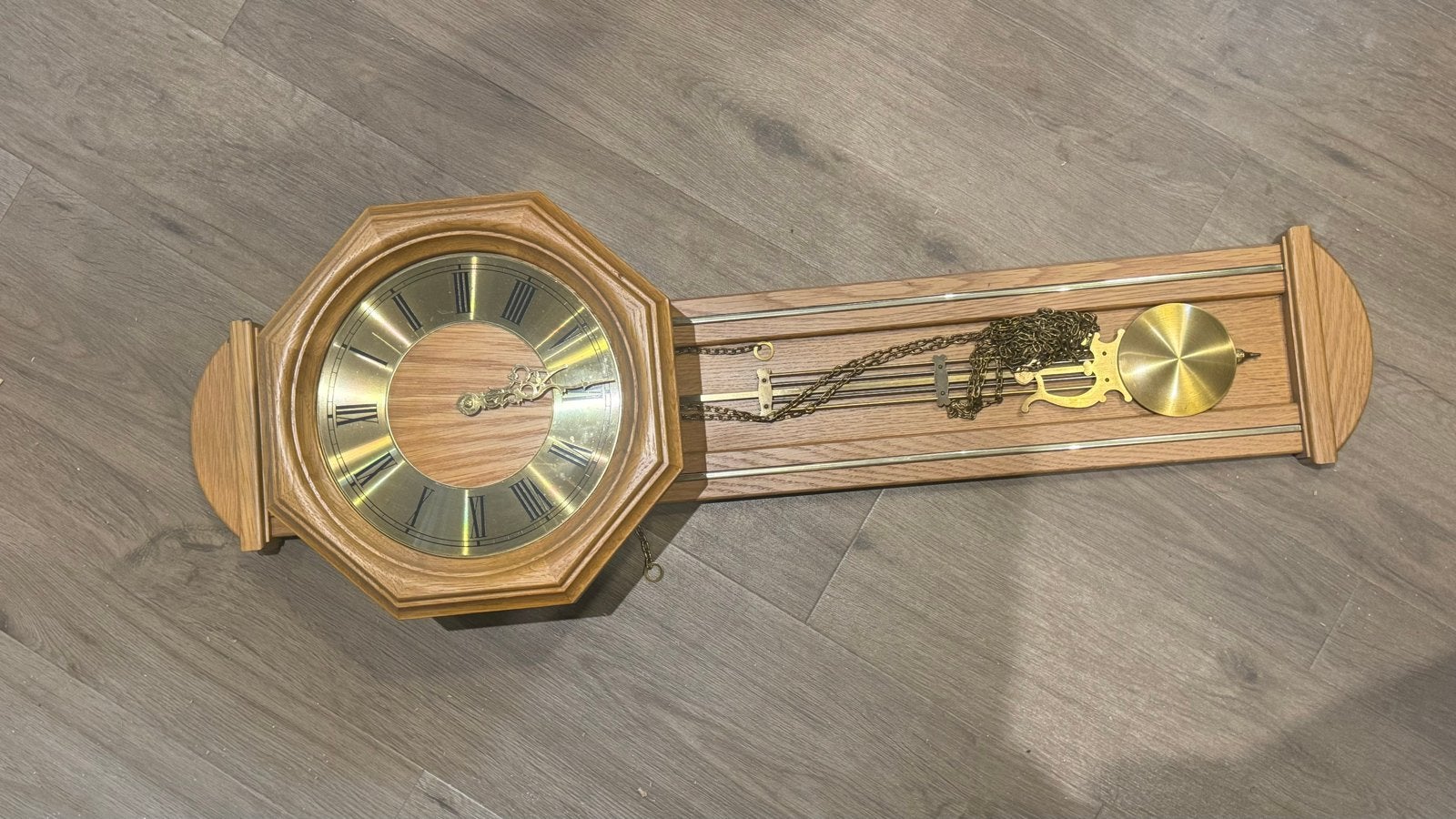 Elegante houten wandklok met slinger en ketting, Ophalen