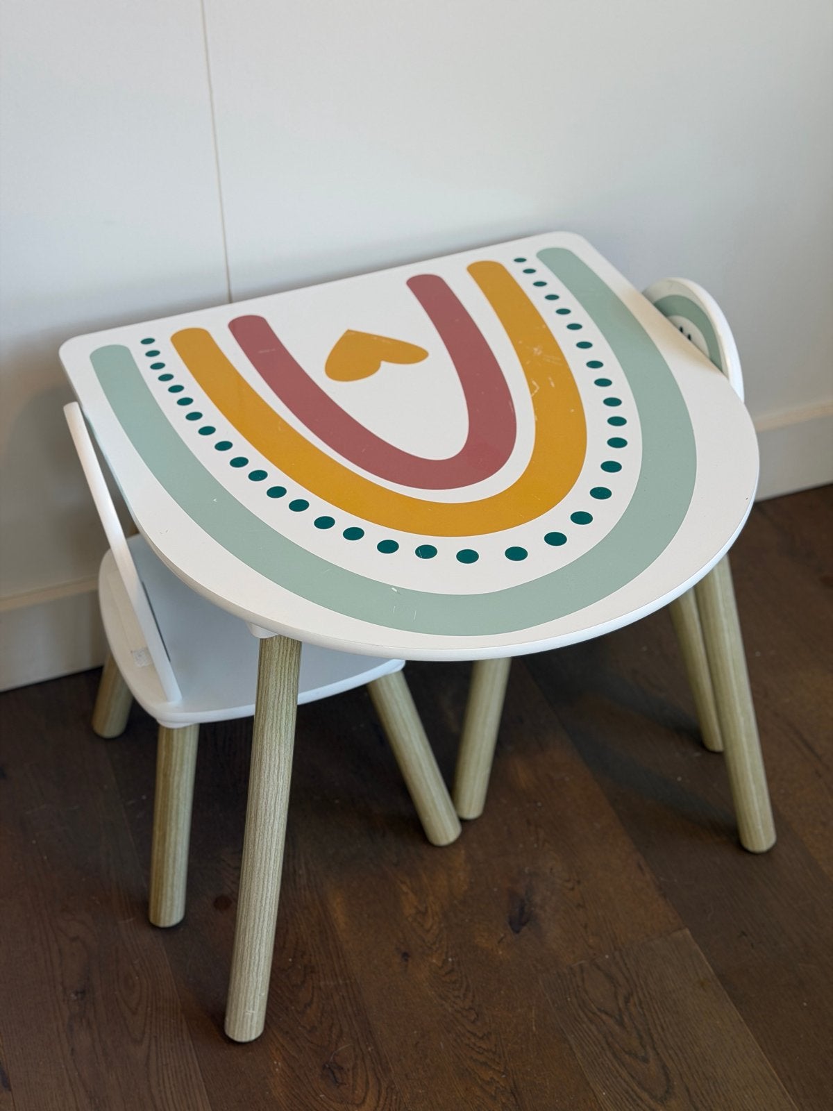 Kinderstoeltjes en tafel met regenboog design, Kinderen en Baby's, Kinderkamer | Tafels en Stoelen, Ophalen, Gebruikt, Tafel(s) en Stoel(en)