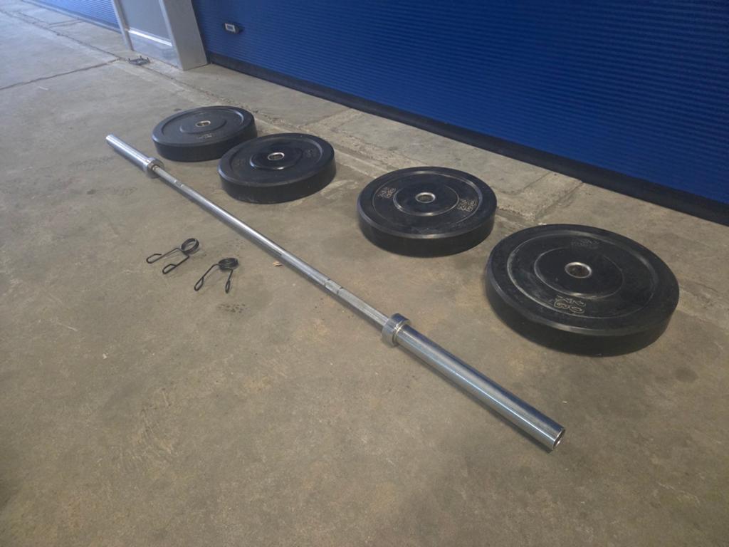 Olympische halterstang met gewichten bumperplates 100kg, Ophalen, Zo goed als nieuw, Halterstangen