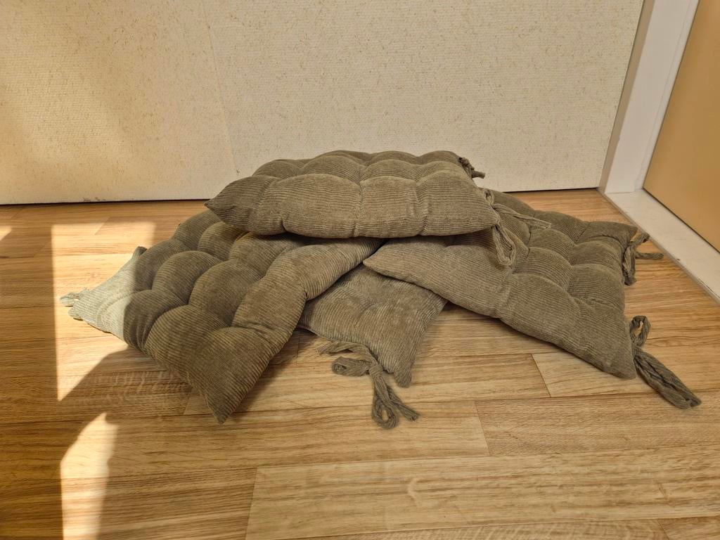 4 Nieuwe stoelkussens, olijfgroen, 35x34x9 cm, Huis en Inrichting, Woonaccessoires | Kussens, Ophalen of Verzenden, Nieuw, Vierkant