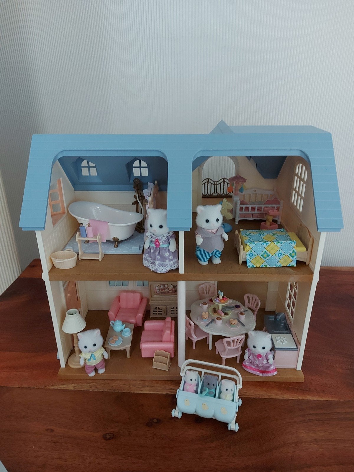 Sylvanian Families <4>Poppenhuis met Meubels en Figuren, Ophalen of Verzenden, Zo goed als nieuw, Poppenhuis