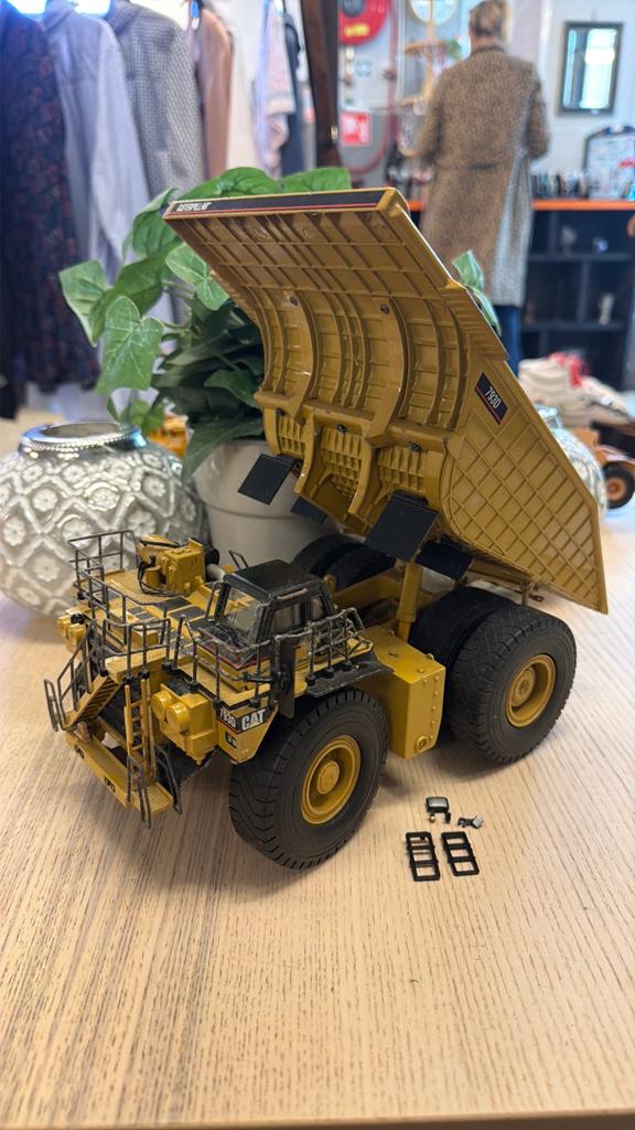 Caterpillar 793D Dumper Model - Schaalmodel, Gebruikt, 1:32 tot 1:50, Kringloop tegen armoede, Kringloopdebilt.nl