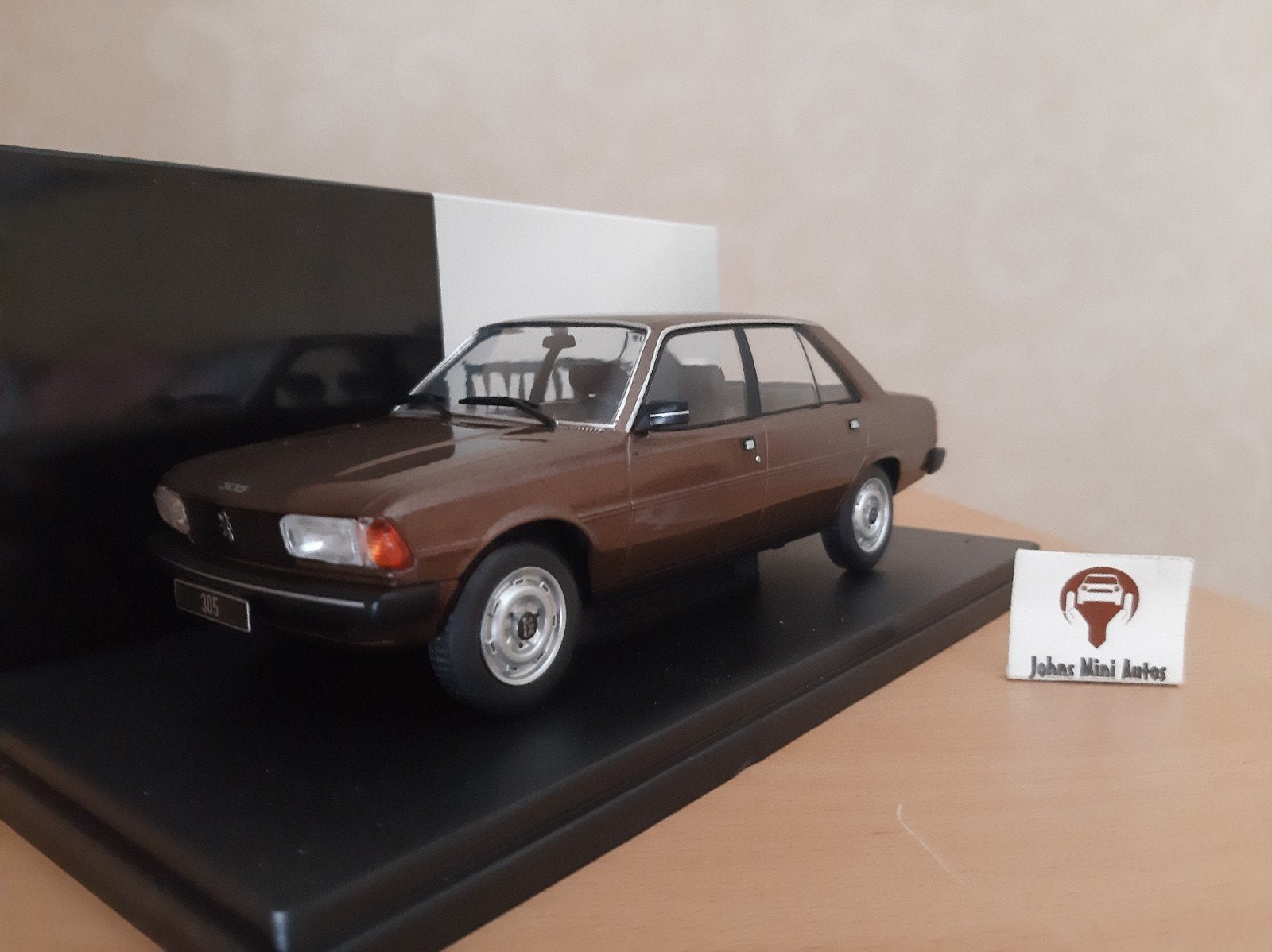 Peugeot 305 uit 1977 in bruin-metallic van Whitebox 1:24