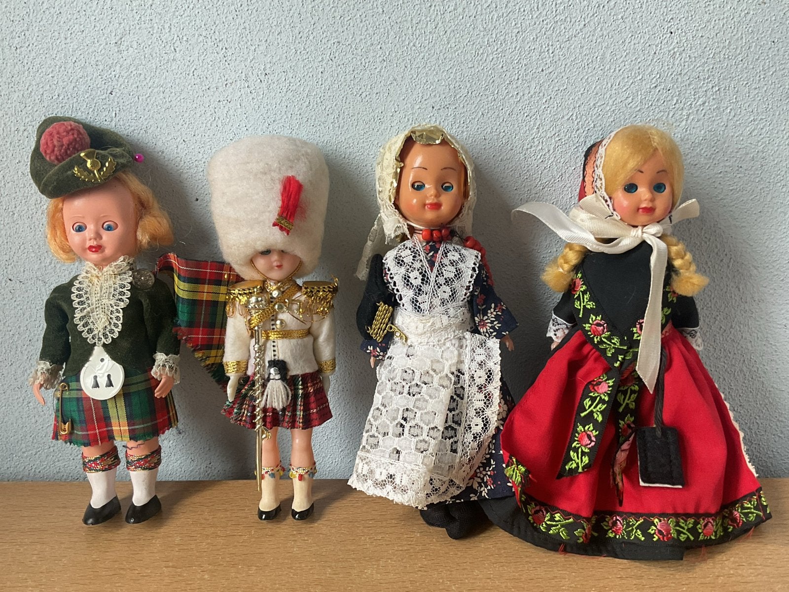 Set van 4 vintage poppen in traditionele klederdracht, Ophalen of Verzenden, Gebruikt, Pop