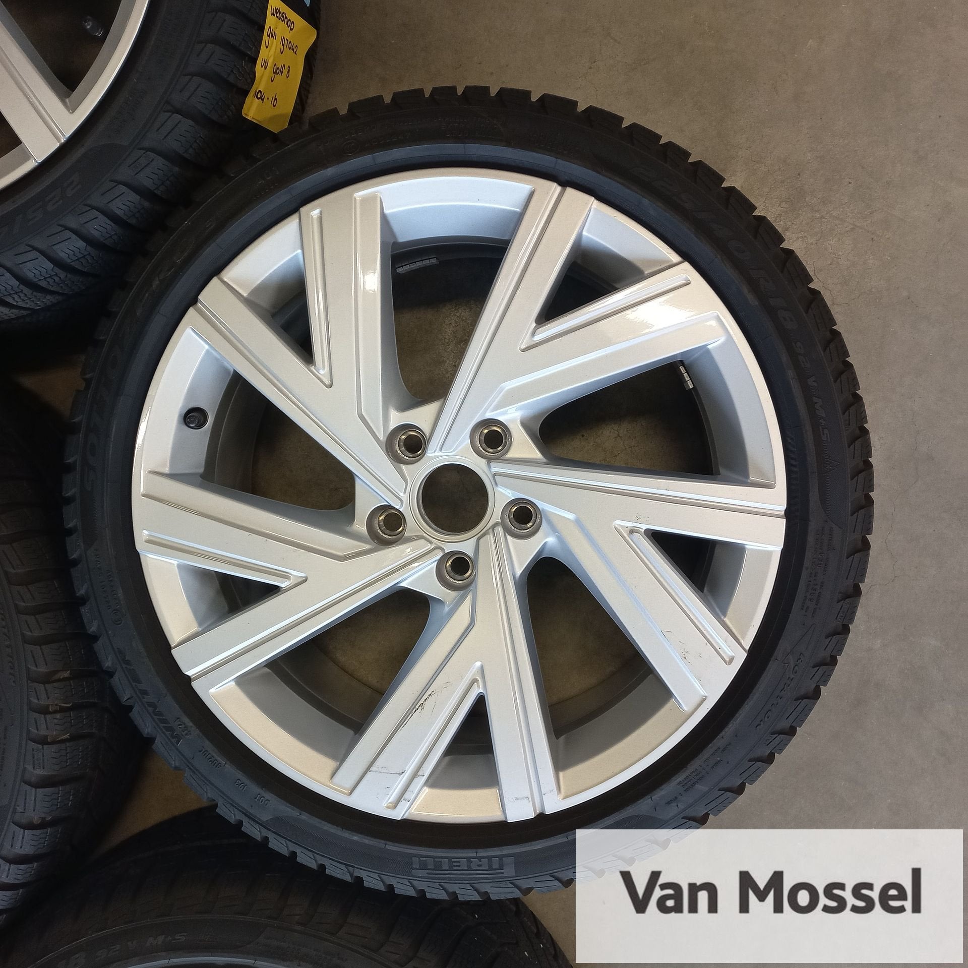 Volkswagen Golf 8 Pirelli Sottozero 3 225/40/R18 92V, 18 inch, Gebruikt, -, -