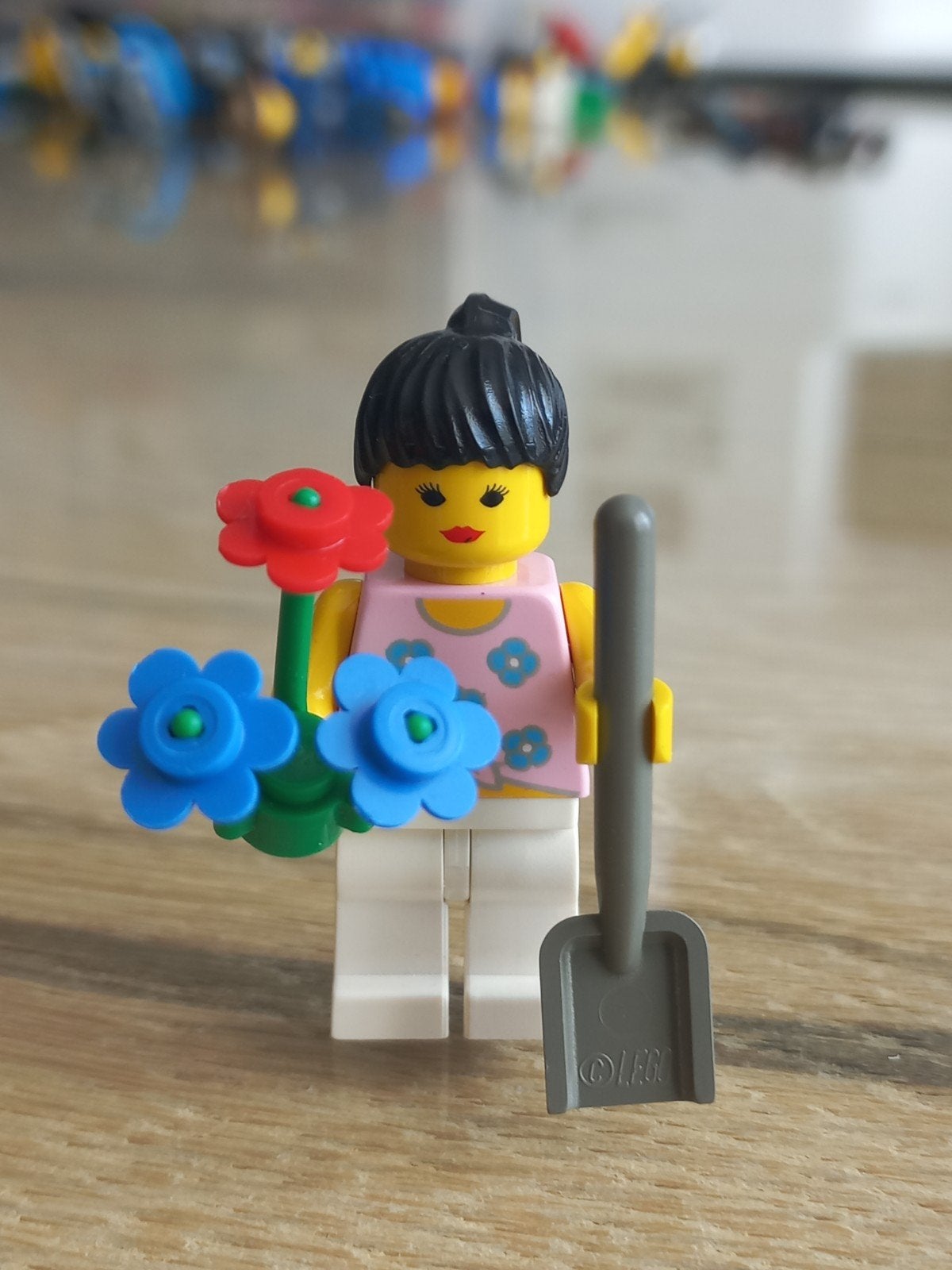 1x Lego minifiguur meisje met bloemen en schep, Ophalen of Verzenden, Gebruikt, Minifiguur, Lego