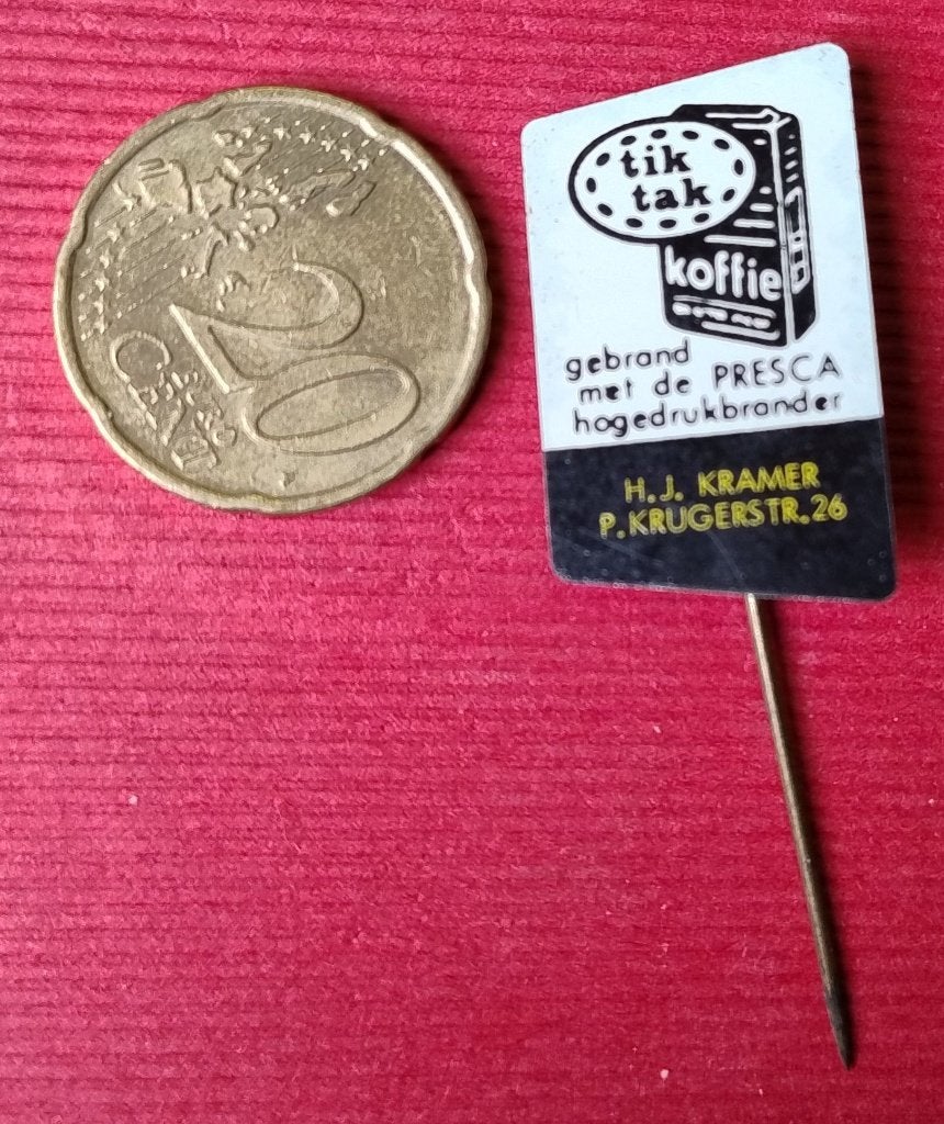 leuk oud speldje van TIKTAK koffie winkel van H.J. Kramer, Ophalen of Verzenden, Gebruikt, Merk, Speldje of Pin